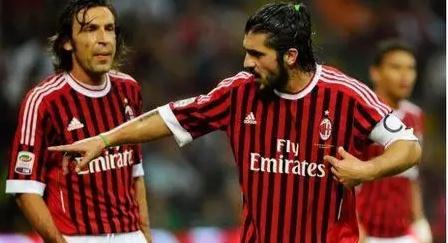 足球国足训练课发生小插曲，球员被逗笑