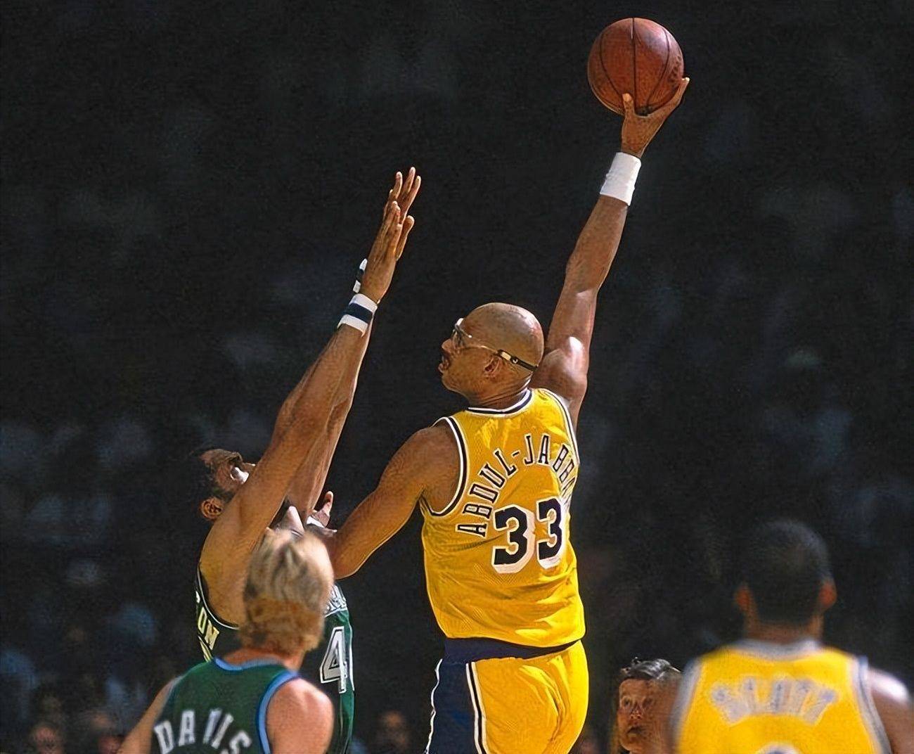 字母哥收获詹姆斯亲笔签名球衣：或许这将是我们最后一次交锋