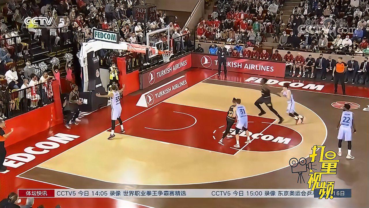 暖心！詹姆斯6年前在开拓者主场撞翻女服务员 本场赛前冲刺送上拥抱