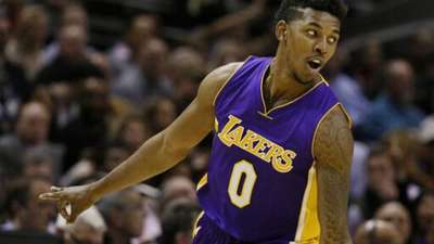 得不偿失！卡斯尔跳球时拉拽JJJ被吹犯规 个人第6犯被罚下