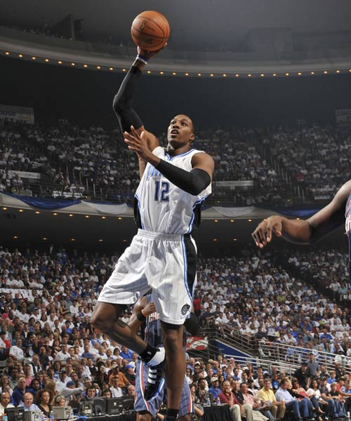 利物浦暂时摆脱困境，但斯洛特执教仍存疑，维尔茨与基耶萨表现关键，战术调整引发争议。