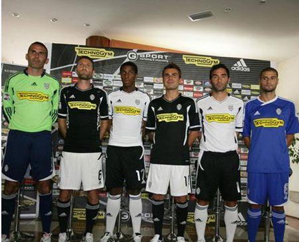 真正意义上的倒钩之王。很多其他球员所谓的倒钩其实...