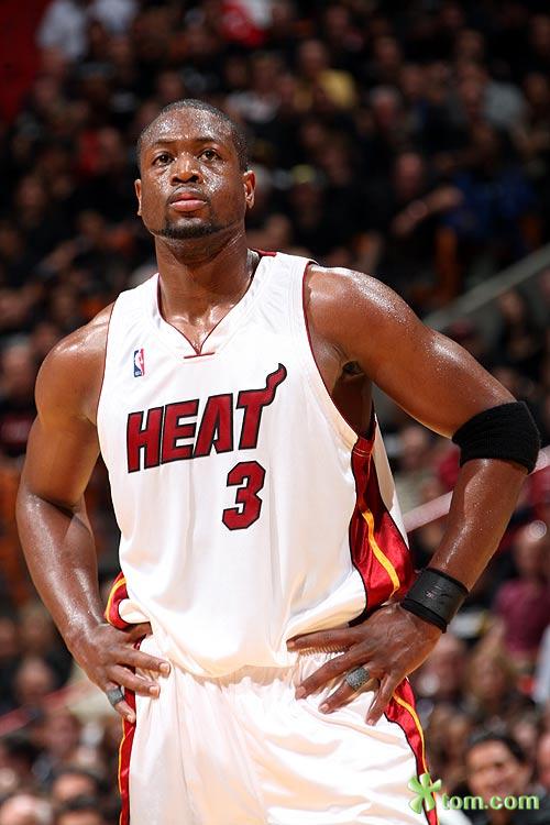 千胜教头！全队疯狂朝卡莱尔浇水庆祝 状元签概率14%已放眼明年