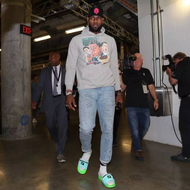 《巴里·邦兹：天赋、药物与争议交织的本垒打之王》